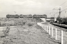 164550 Afbeelding van een posttrein Amsterdam-Utrecht, bestaande uit drie tot motorpostwagens (mP's) omgebouwde ...